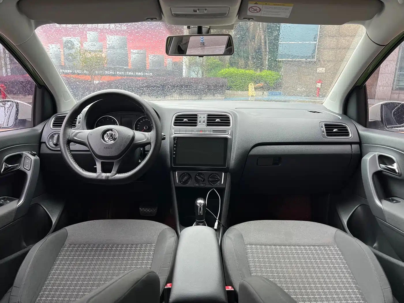 Volkswagen Polo 2014 1.6L Automatic Comfort Edition фото 12