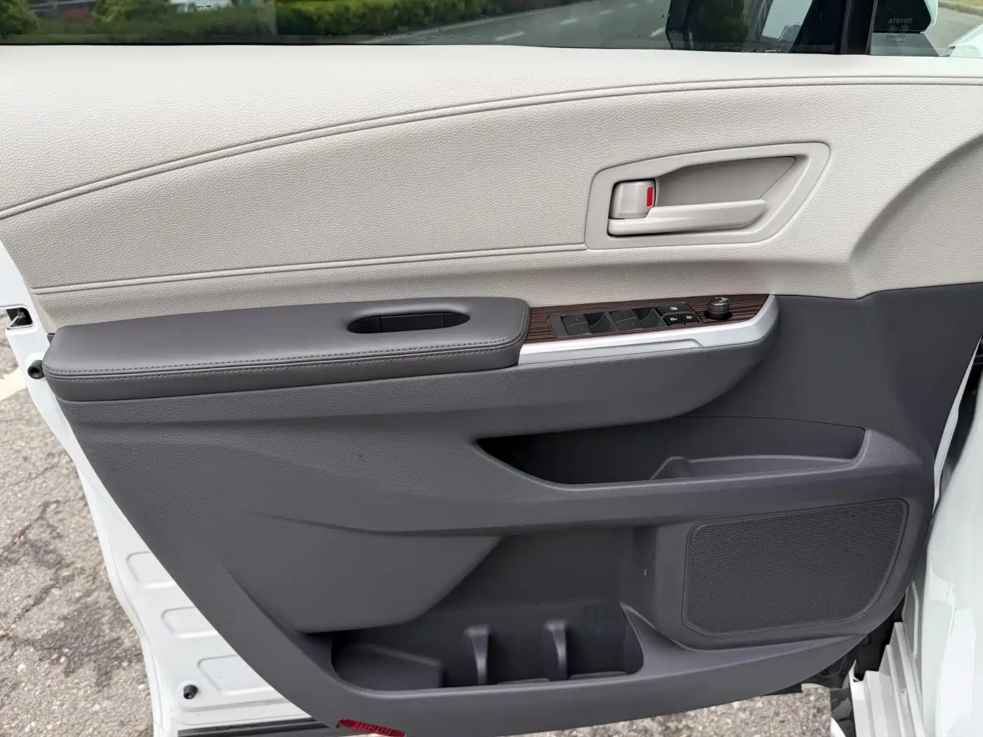 Toyota Granvia 2024 2.5L Hybrid Comfort фото 8