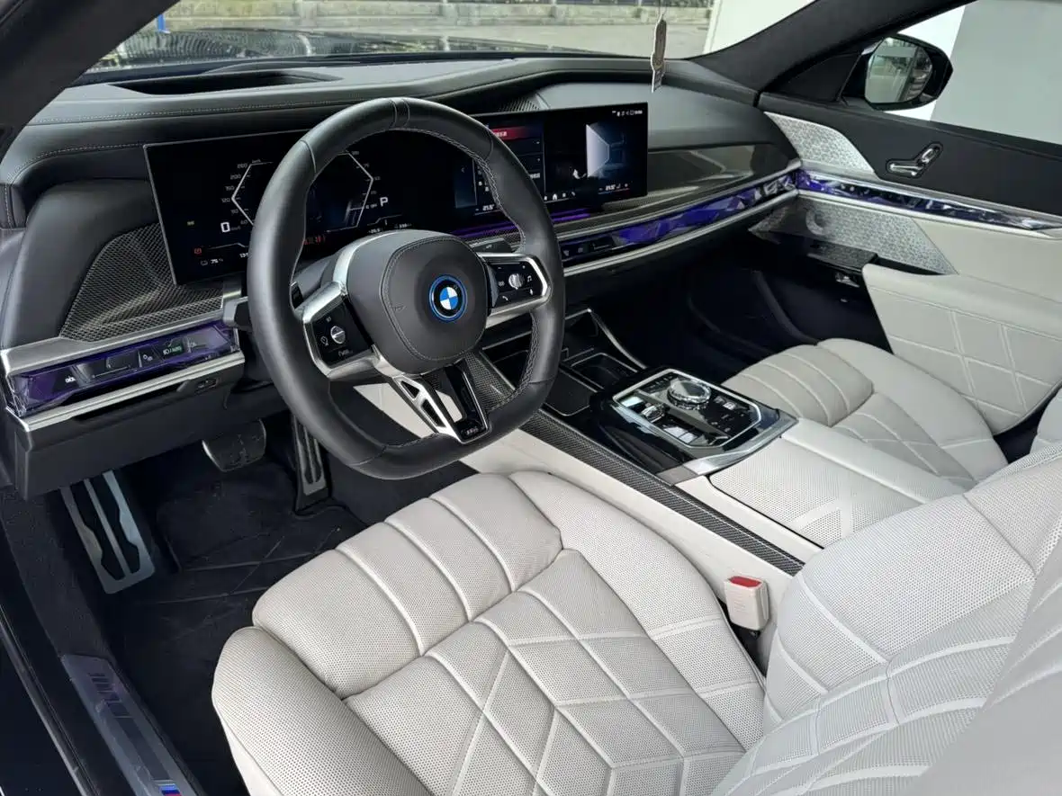 صورة 10 - BMW i7 M70L