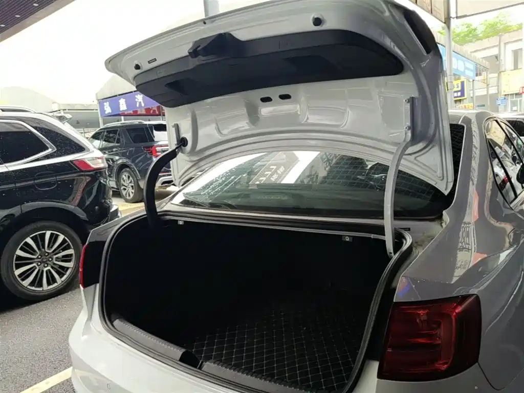 Volkswagen Sagitar 2018 1.6L Automatic Comfort фото 19