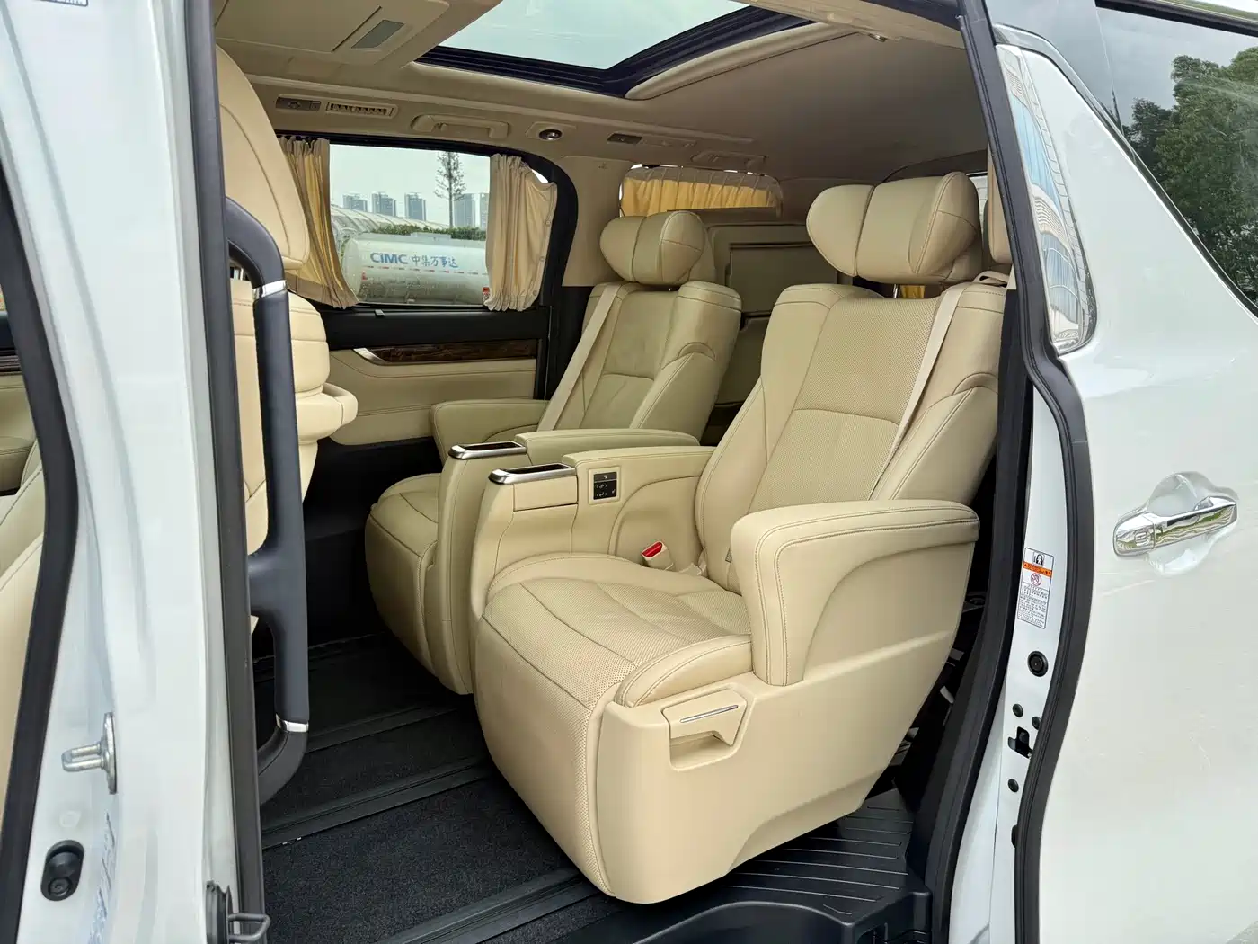Toyota Alphard 2021 Hybrid 2.5L Luxury фото 6