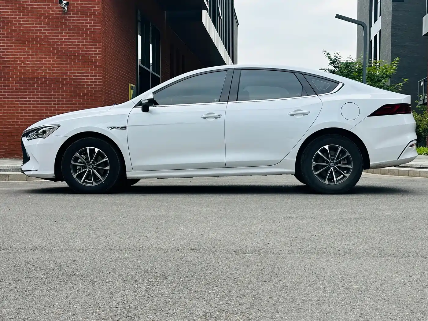 BYD Qin PLUS 2024 Glory Edition DM-i 55KM Leading фото 8