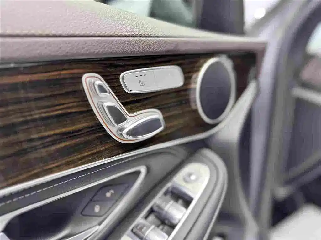 Mercedes-Benz GLC 2018 Facelift GLC 260 4MATIC Luxury фото 16