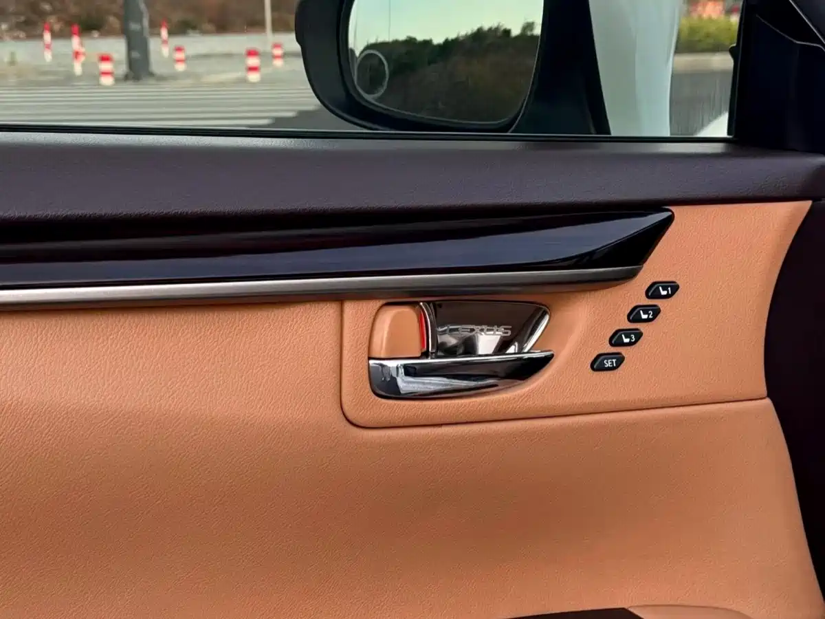 Lexus ES 2015 250 Elegance Edition фото 4