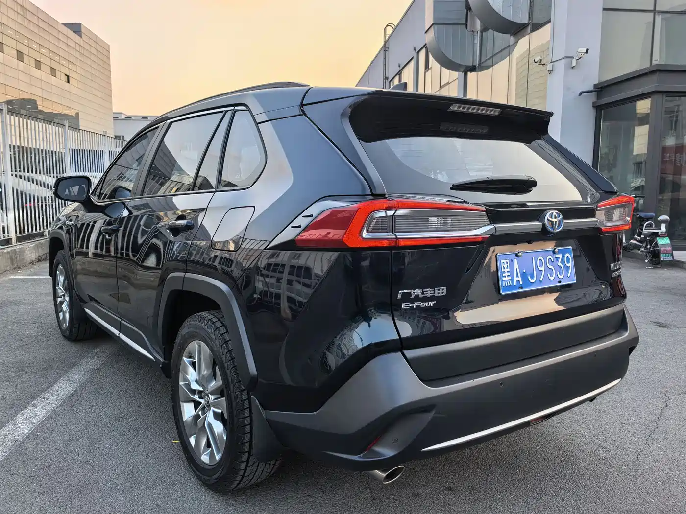 Toyota Wildlander 2020 Hybrid 2.5L E-CVT AWD Luxury Edition фото 4