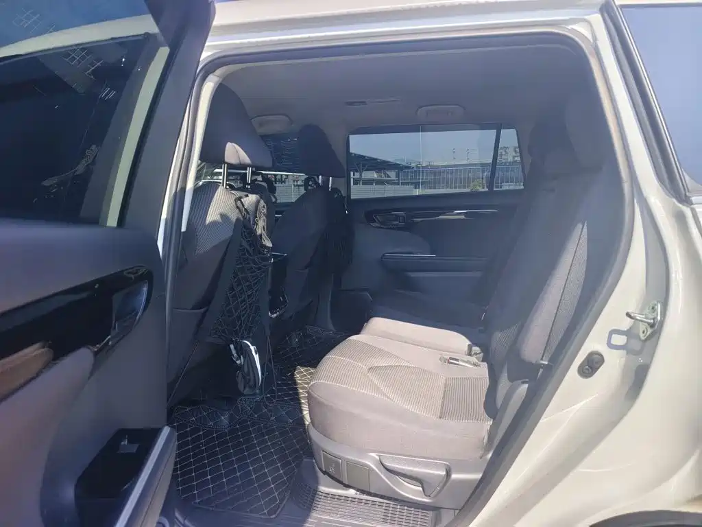 Photo 16 - Toyota Highlander