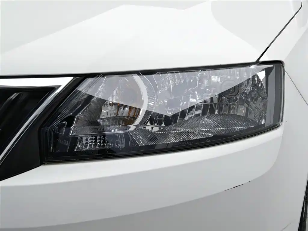 Škoda Skoda Rapid Spaceback 2016 Facelift 1.6L Manual Innovation Edition фото 7