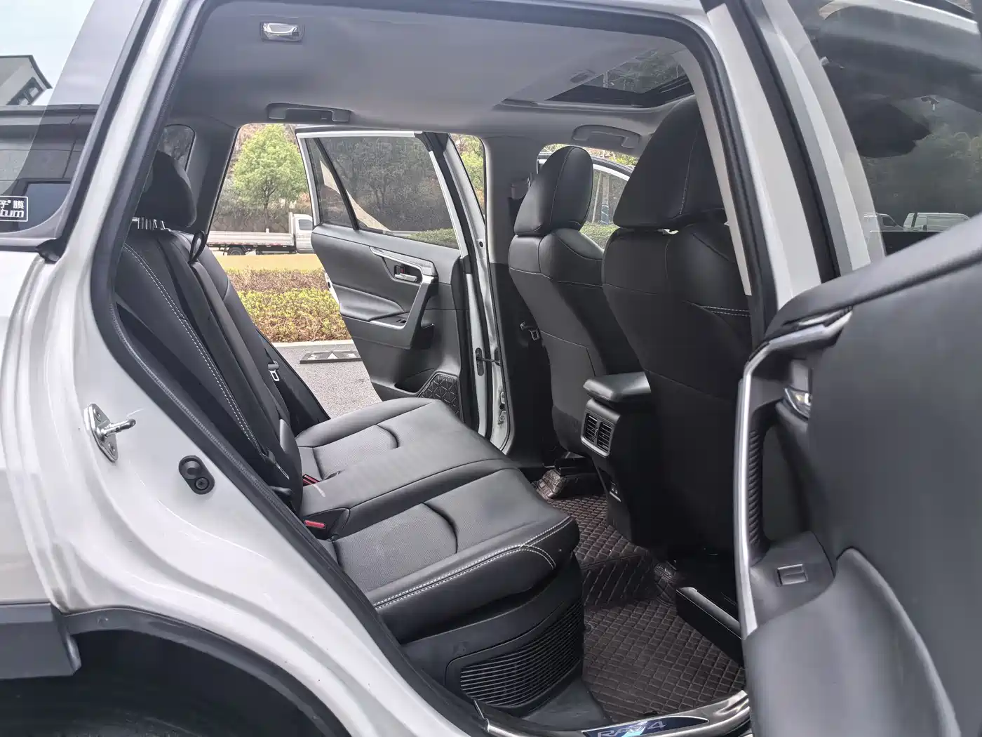 Toyota RAV4 Rongfang Dual Engine E+ 2021 2.5L 2WD Elite Pro фото 9