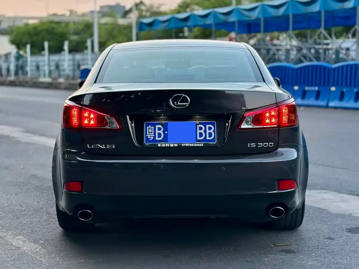 Фото 6 - Lexus IS