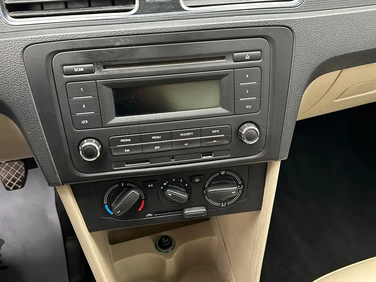 Škoda Rapid 2013 1.6L Manual Smart Selection фото 9