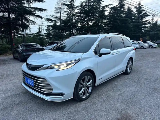 Toyota Sienna 2.5L, гибрид, Премиум