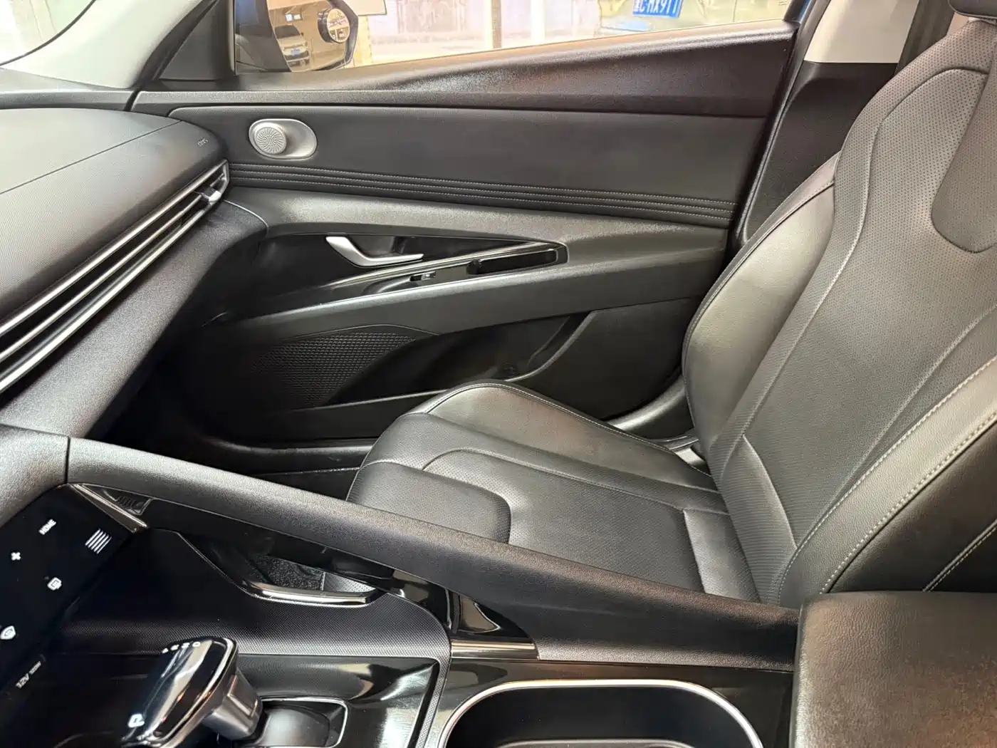 Hyundai Elantra 2022 1.5L CVT LUX Premium Edition фото 13