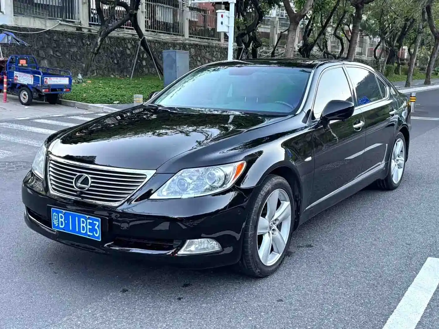 Photo 1 - Lexus LS