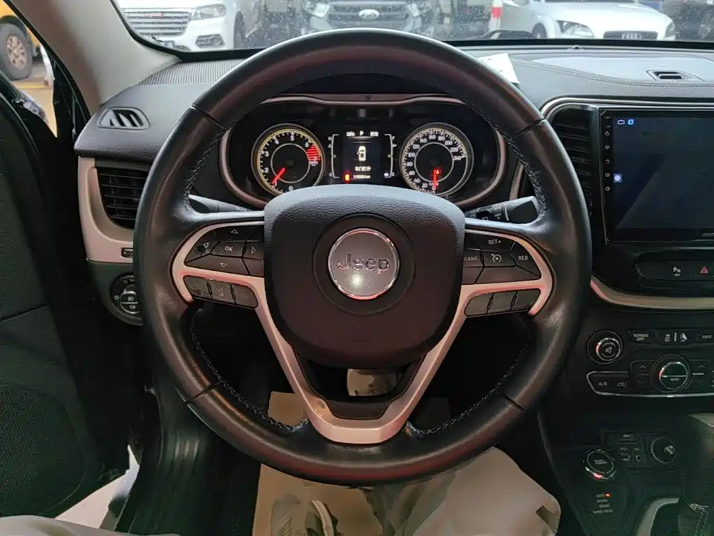 Фото 11 - Jeep Cherokee