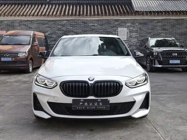 BMW 1 Series 2022 120i M Sport Shadow Edition — фото 2