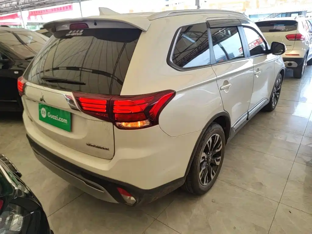 MITSUBISHI OUTLANDER
