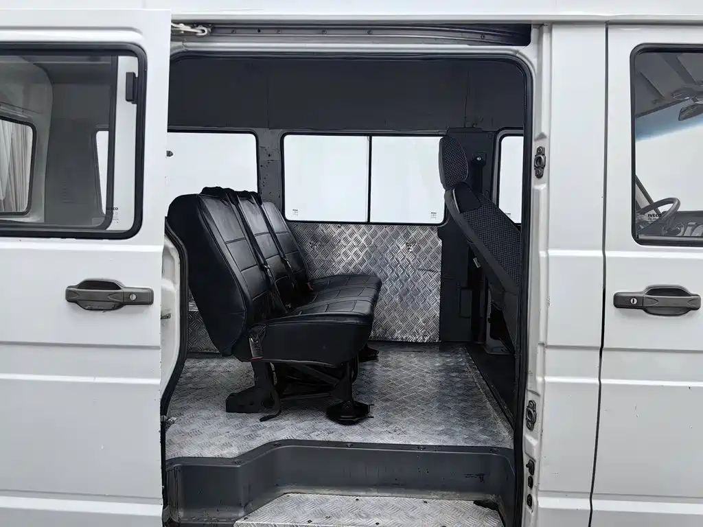 Iveco Daily 2021 2021 Model 2.5T A35 M1 Passenger Vehicle 5-9 Seats Short Wheelbase Medium Roof Dual Tires Sliding Door
