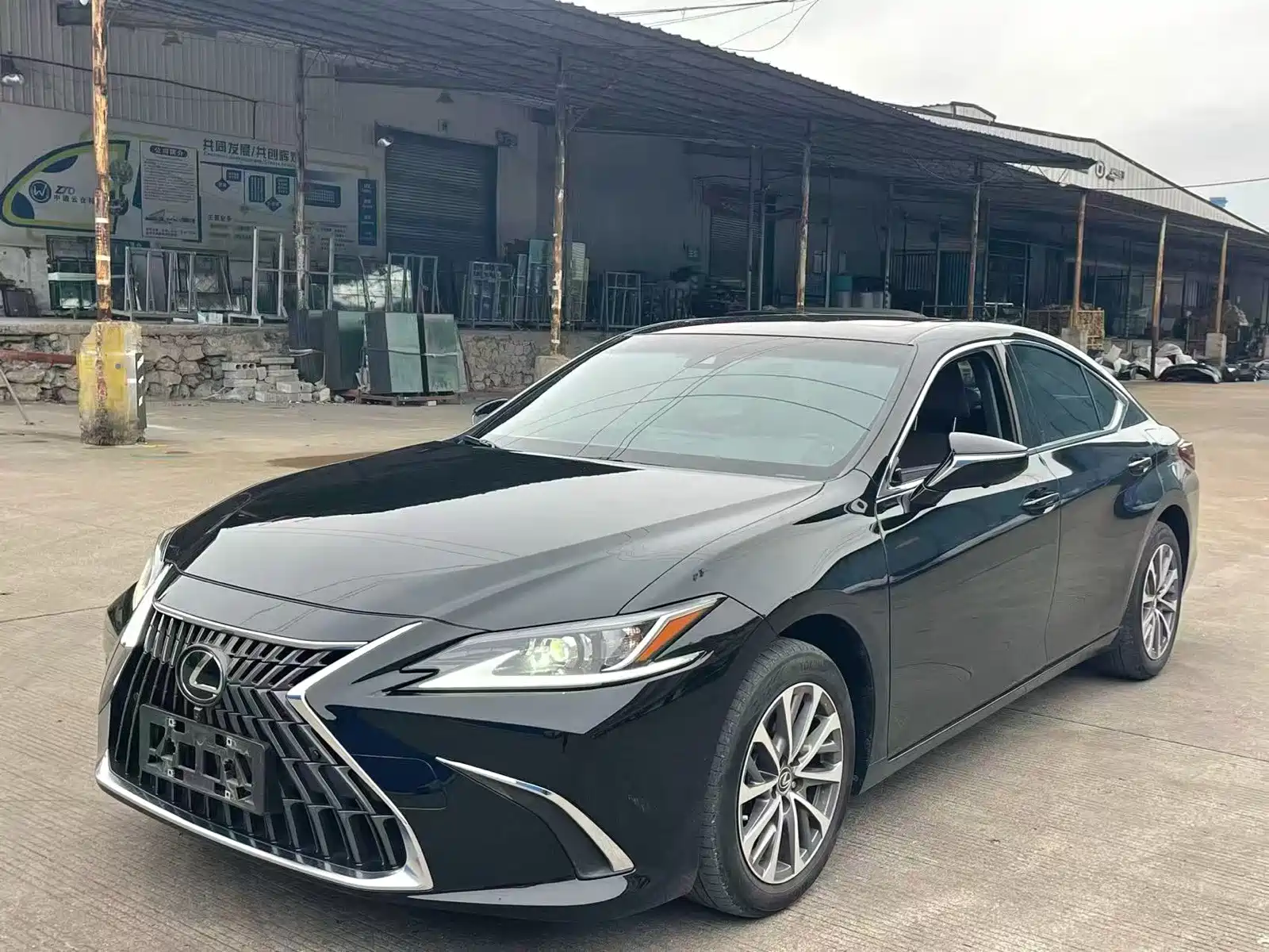 Фото 1 - Lexus ES