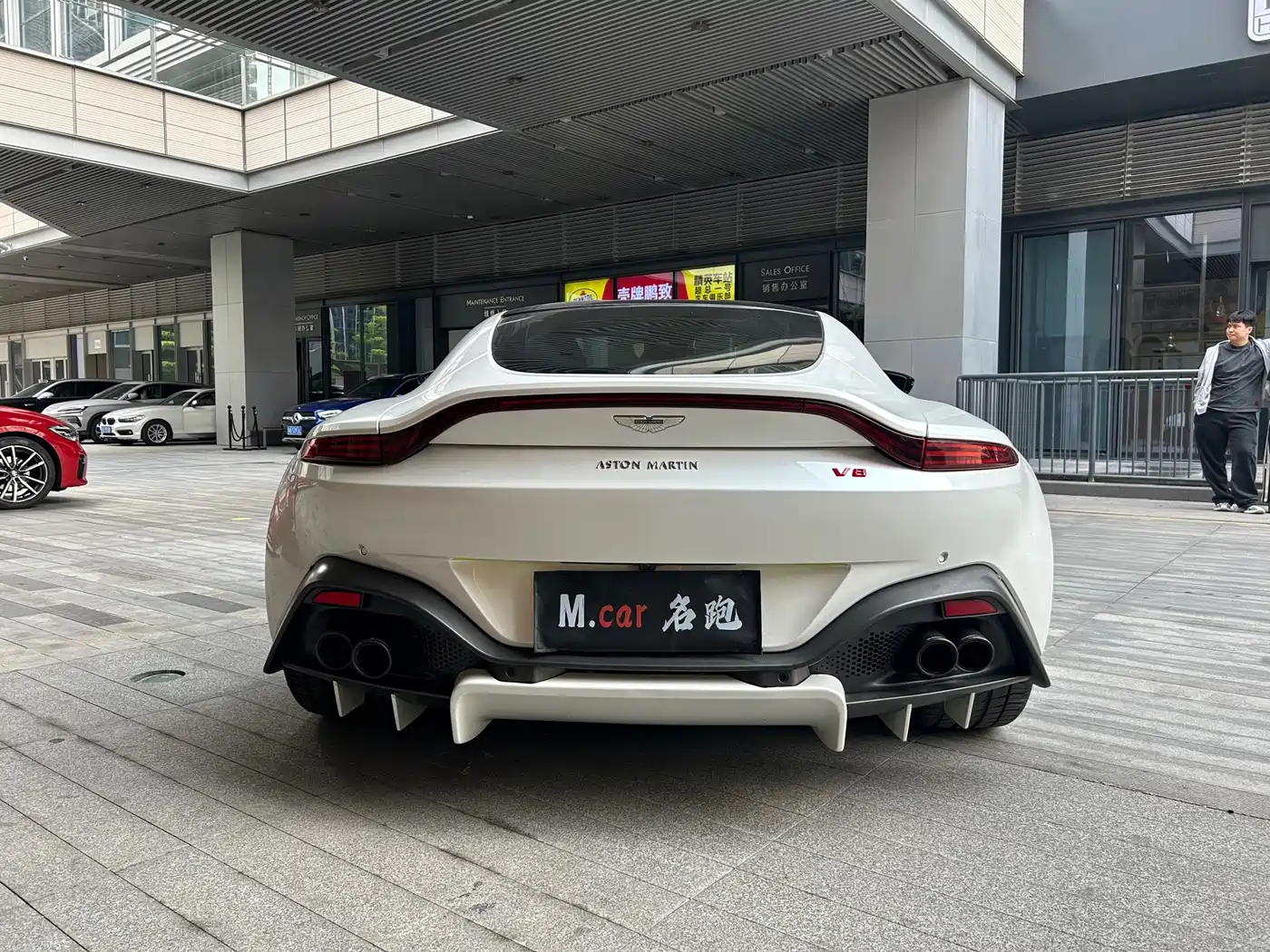 ASTON MARTIN V8 VANTAGE