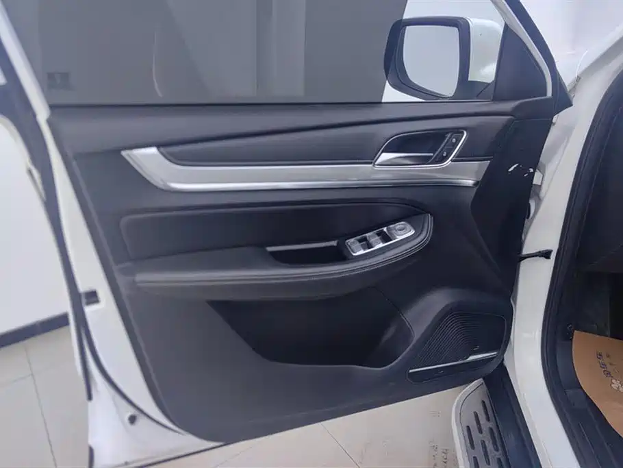 ROEWE RX8