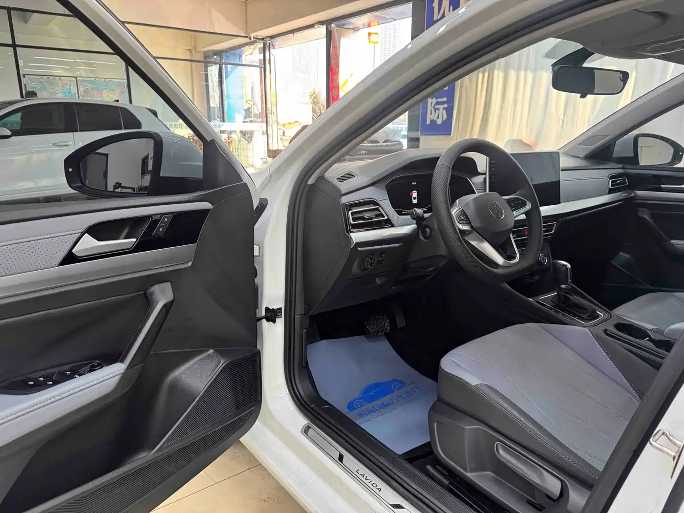 Volkswagen Lavida 2023 1.5L Auto Five Million Edition фото 7