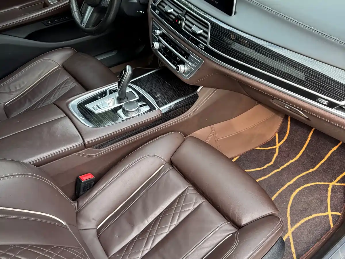 Photo 34 - BMW 7 Series