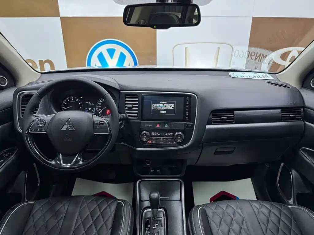 Mitsubishi Outlander 2023 2021 Facelift 2.0L 2WD Premium Edition 7-Seater