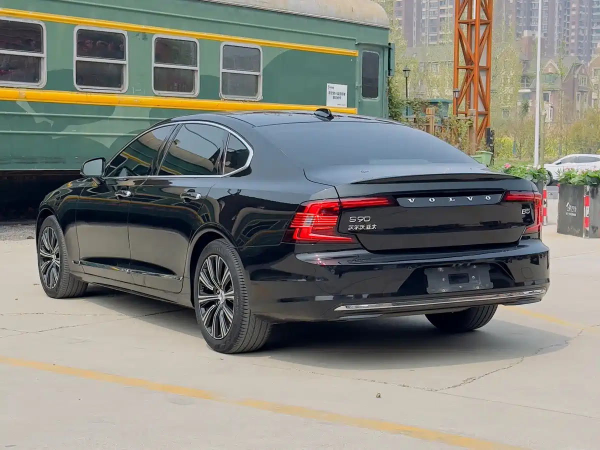 VOLVO S90