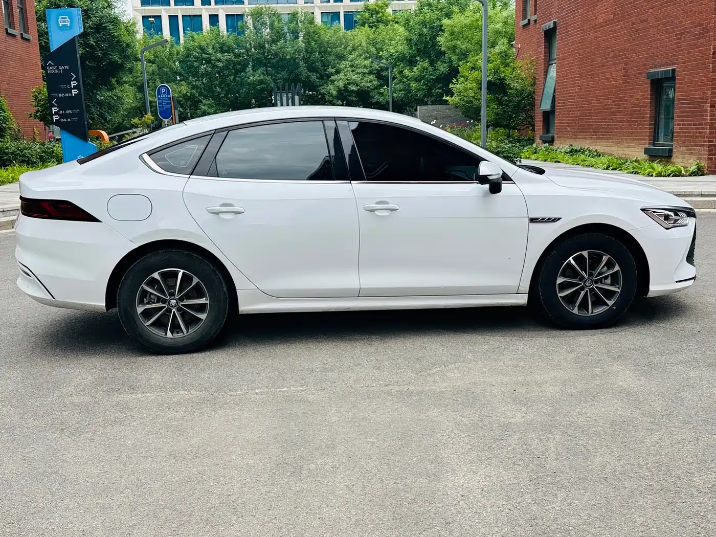 BYD Qin PLUS 2024 Glory Edition DM-i 55KM Leading фото 4