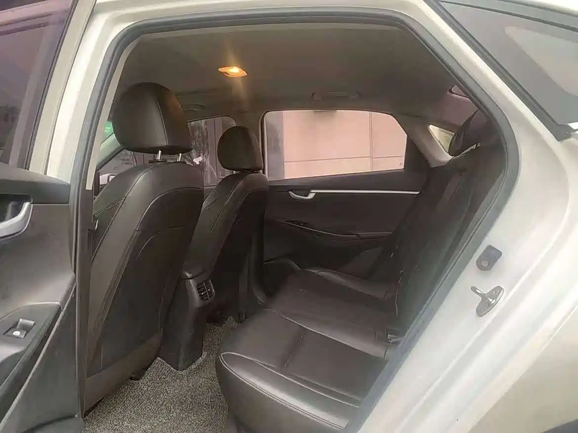 Hyundai Elantra 2017 1.6L Automatic Joy Value GLS фото 9