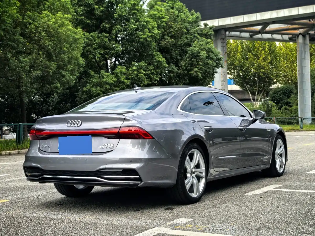 Photo 5 - Audi A7L