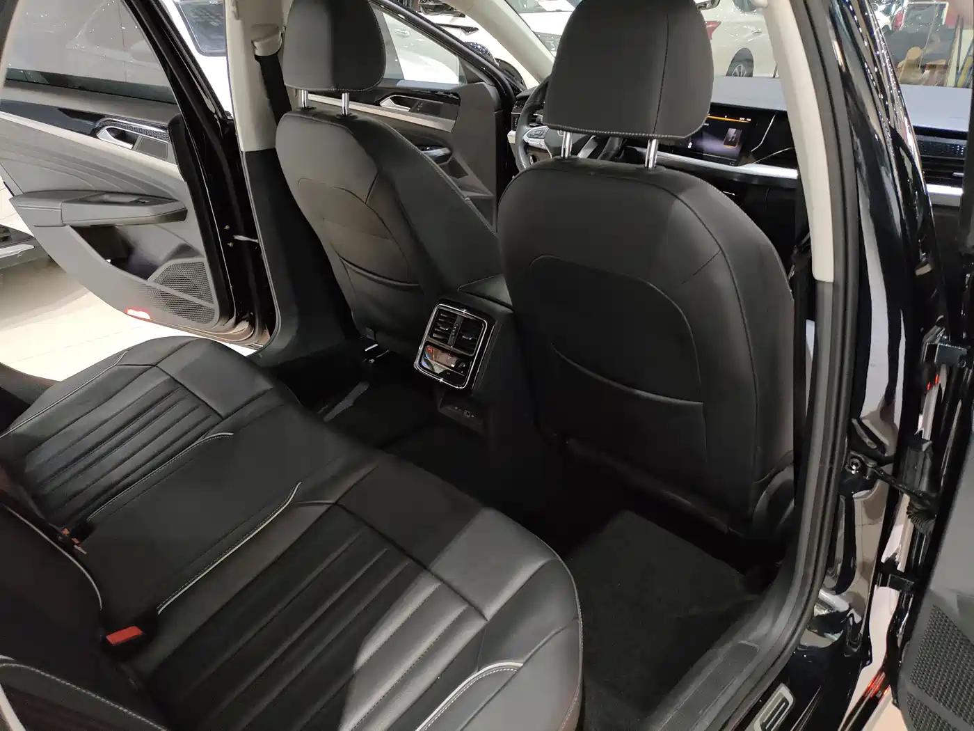 Volkswagen Passat 2022 330TSI Elite Edition фото 9