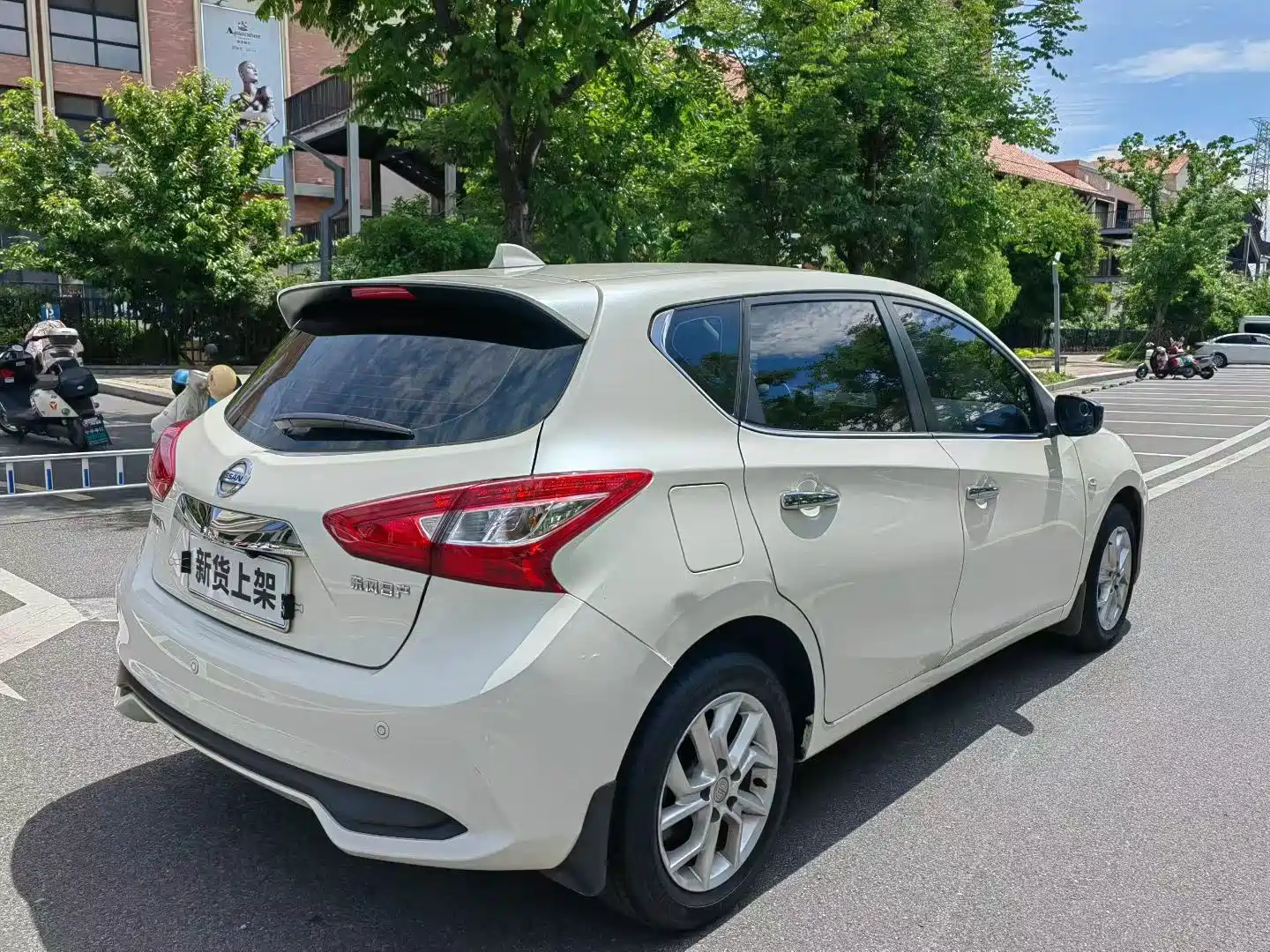 Фото 9 - Nissan Tiida