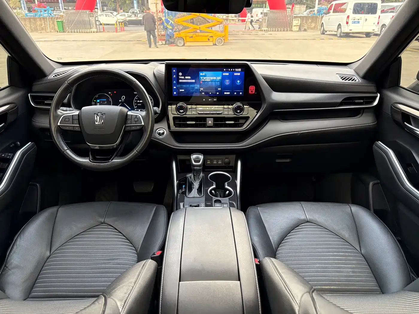 Toyota Crown Kluger 2023 2.5L HEV AWD Premium Edition фото 7