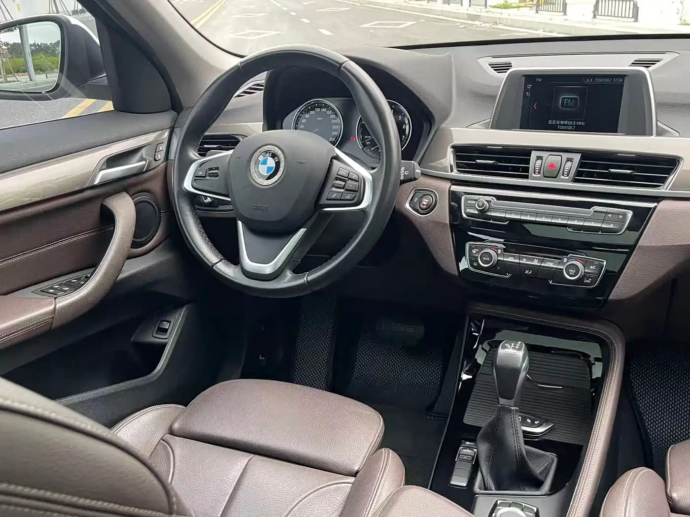 BMW X1 2019 sDrive18Li Premium Model фото 18