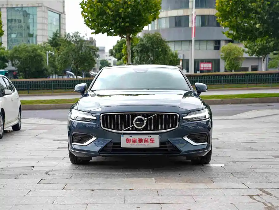 Volvo S60 2026 2025 B4 Smart Luxury Edition