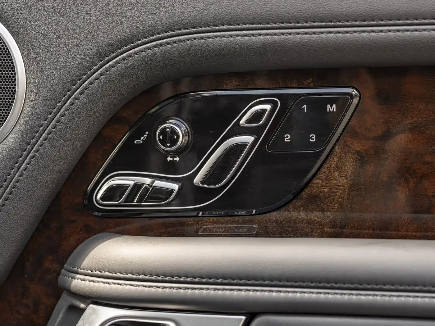 Land Rover Range Rover 2021 3.0 L6 Heritage Extended Classic Edition фото 15