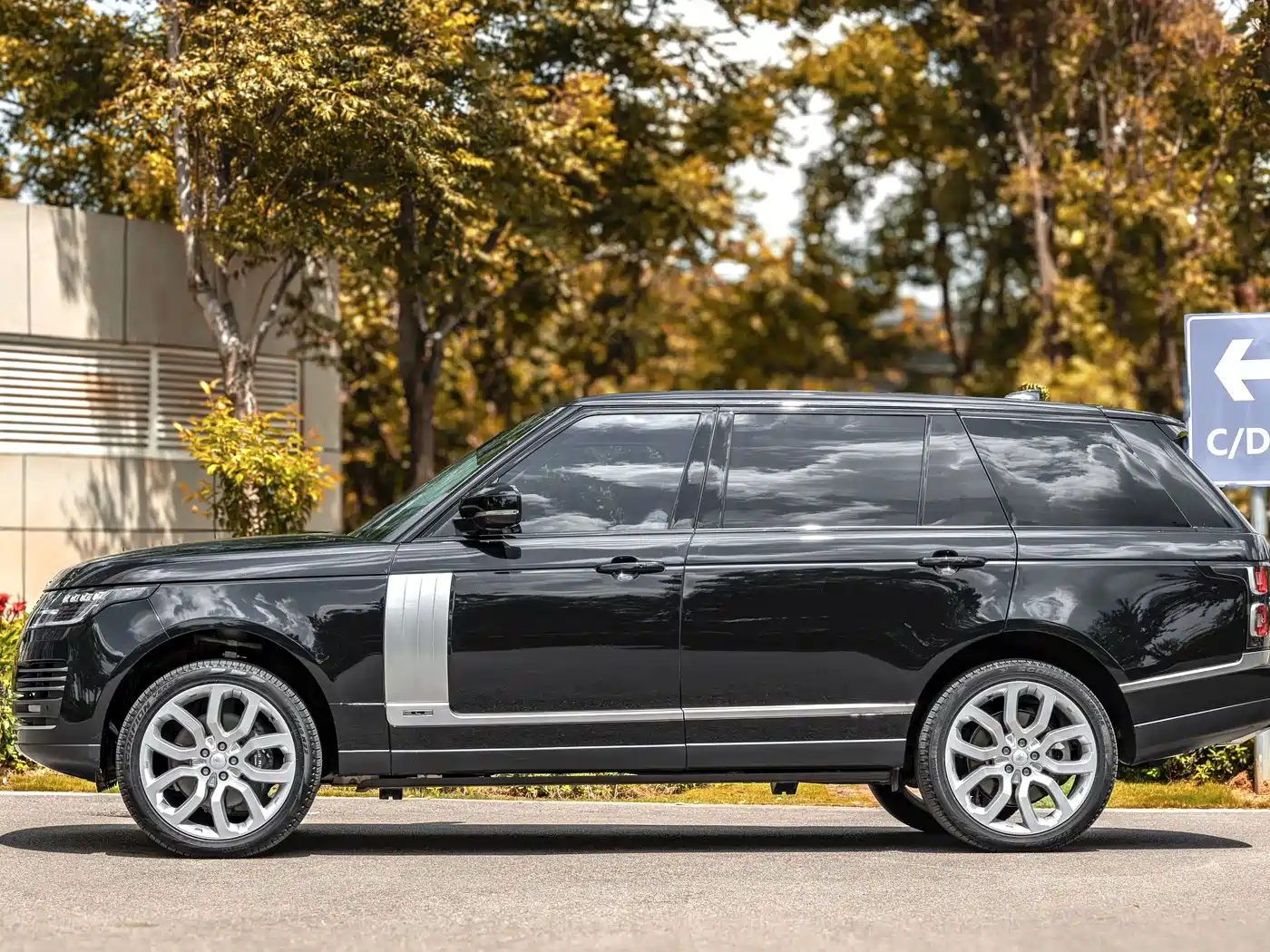 Land Rover Range Rover 2021 3.0 L6 Heritage Extended Classic Edition фото 3
