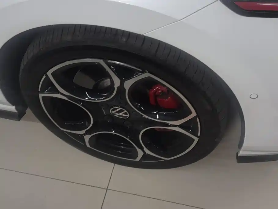 Photo 6 - Volkswagen Golf GTI