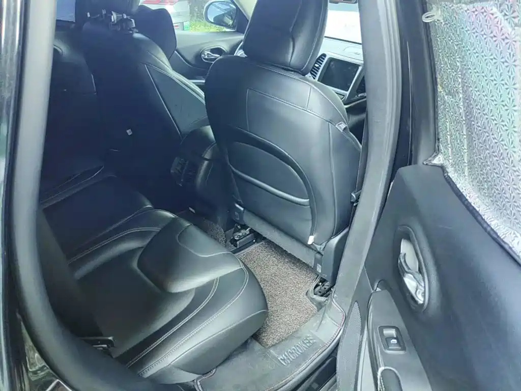 Photo 11 - Jeep Cherokee