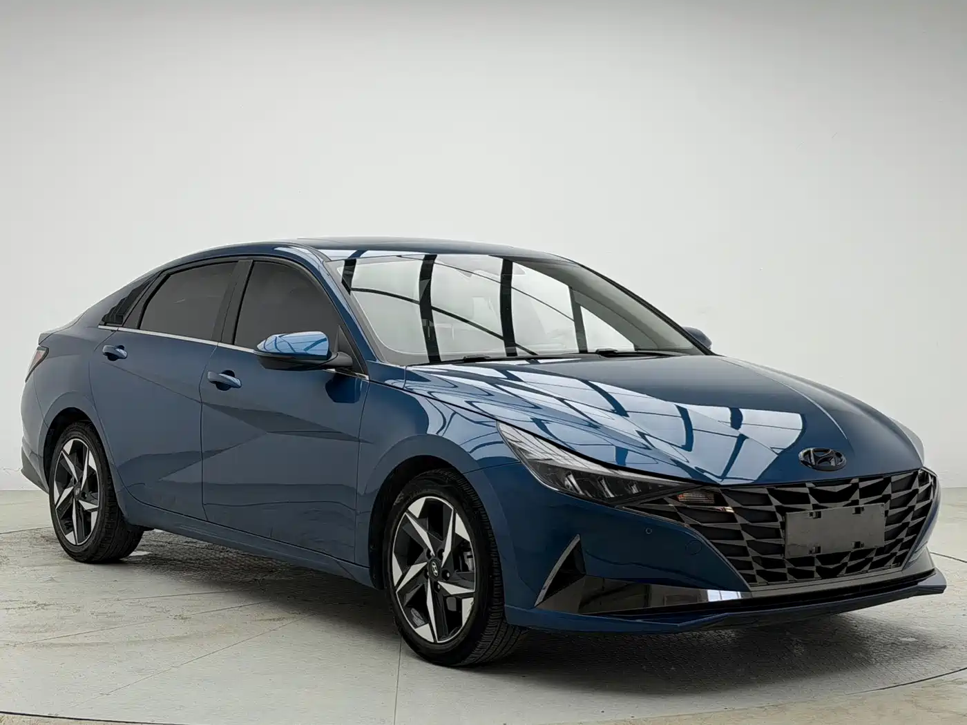 Hyundai Elantra 2022 1.5L CVT LUX Premium Edition фото 3