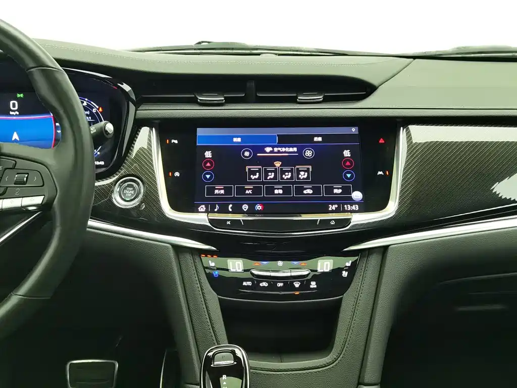 Фото 12 - Cadillac XT6