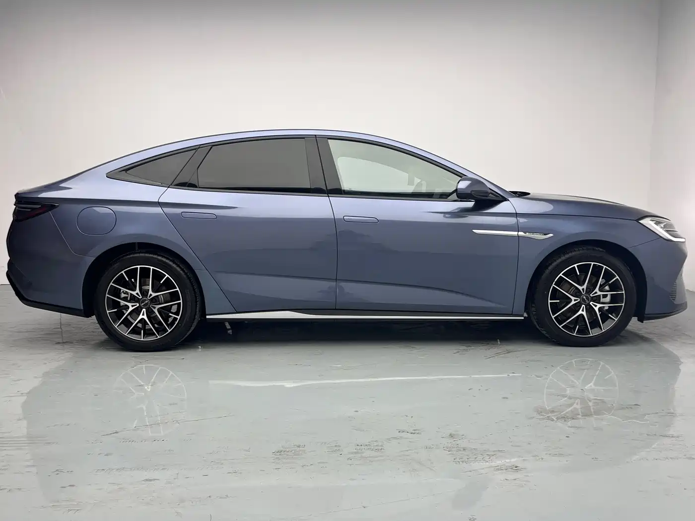 BYD Seal 2024 Glory Edition DM-i 1.5L 121km Luxury фото 11