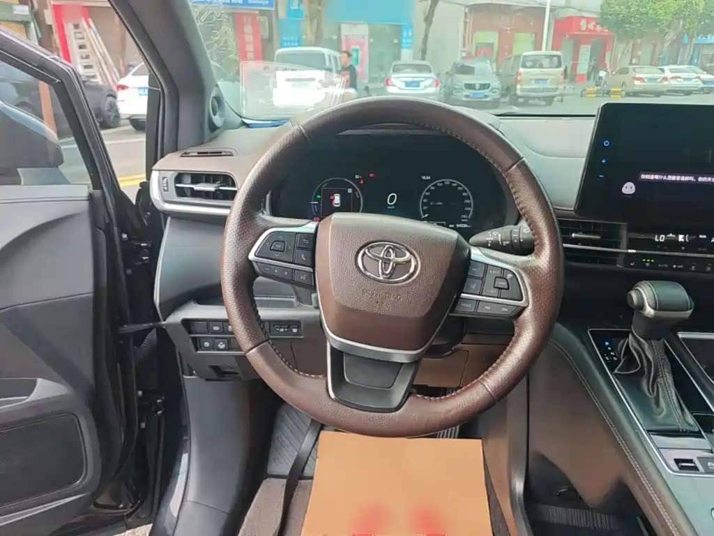 Photo 11 - Toyota Sienna
