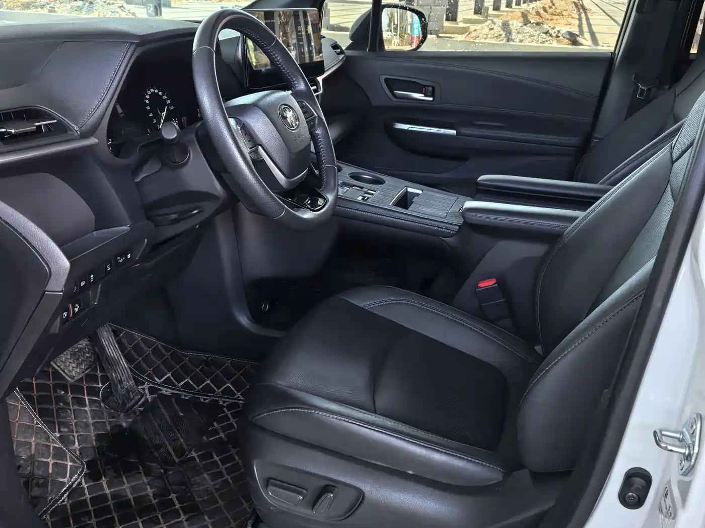 Toyota Sienna 2024 2.5L Hybrid 4WD Premium Edition фото 4