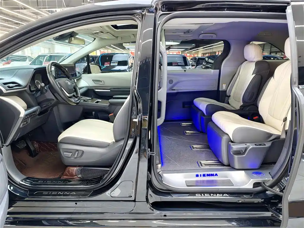 TOYOTA SIENNA