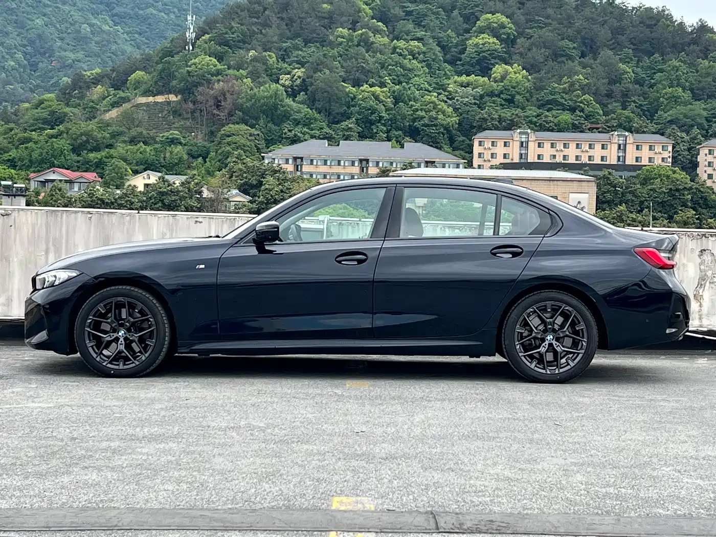 BMW 3 Series 2025 330Li M Sport Night Edition фото 8