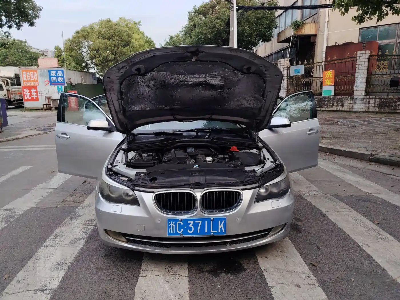 BMW 5 Series 2010 520Li Leading фото 13