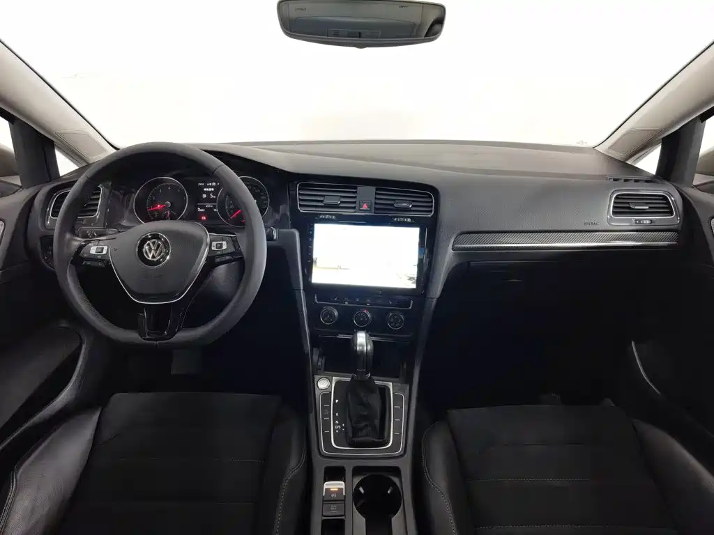 Photo 5 - Volkswagen Golf
