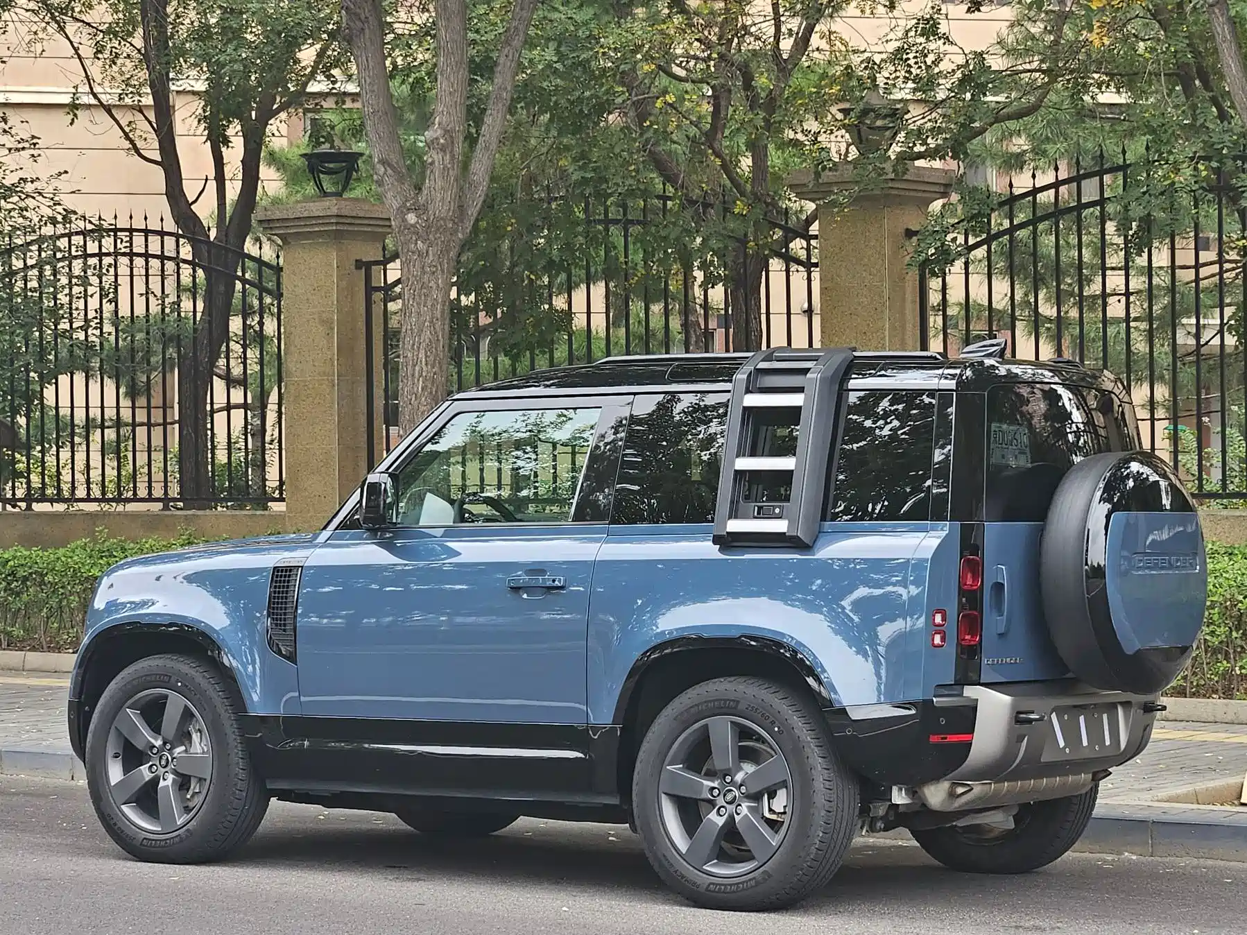 Photo 3 - Land Rover Defender